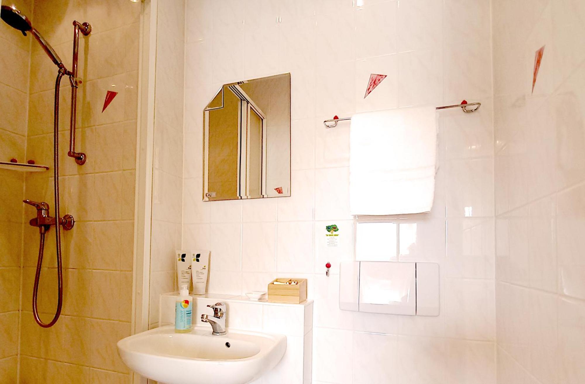 Triskele Haus - Oekologisches Gaestehaus Der Heilstaette Strelitz ノイシュトレーリッツ 部屋 写真